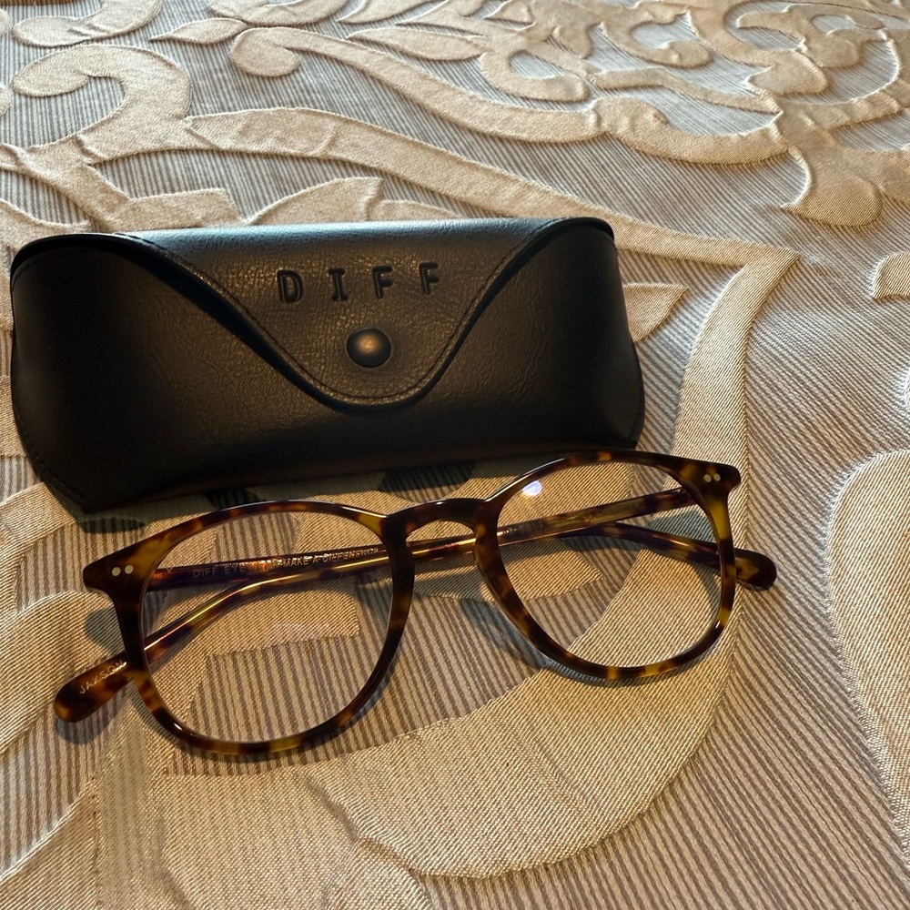 DIFF Tortoise Shell Blue Light Glasses with Black Case